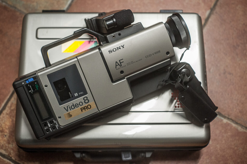 SONY CCD-V100E - 8mm professional video camera