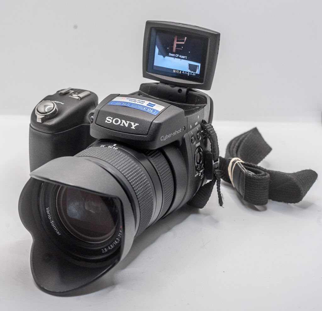 Sony CyberShot DSC-R1 10.3MP Digital camera Carl Zeiss / Retro Digital camera / Vintage Digital camera / Digicam / Y2K camera